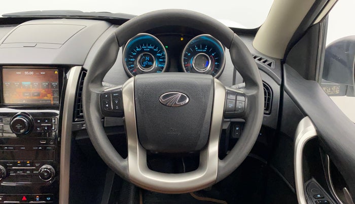 2018 Mahindra XUV500 W7, Diesel, Manual, 1,05,759 km, Steering Wheel Close Up