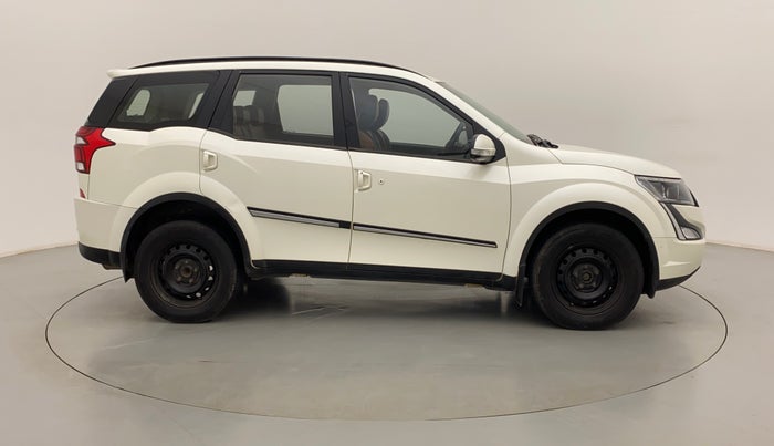 2018 Mahindra XUV500 W7, Diesel, Manual, 1,05,759 km, Right Side View