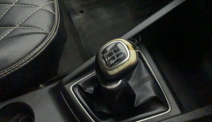 2014 Hyundai Elite i20 SPORTZ 1.2, Petrol, Manual, 44,599 km, Gear lever - Knob cover torn