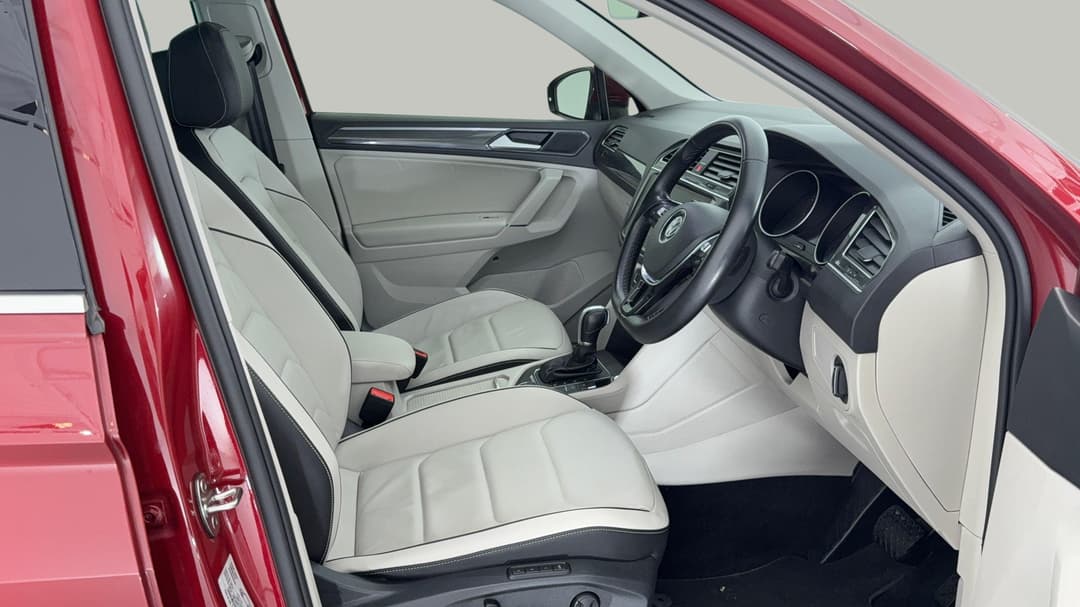 2018 Volkswagen Tiguan 162 Tsi Highline, Automatic, 118874 km, Right Side Front Door Cabin View