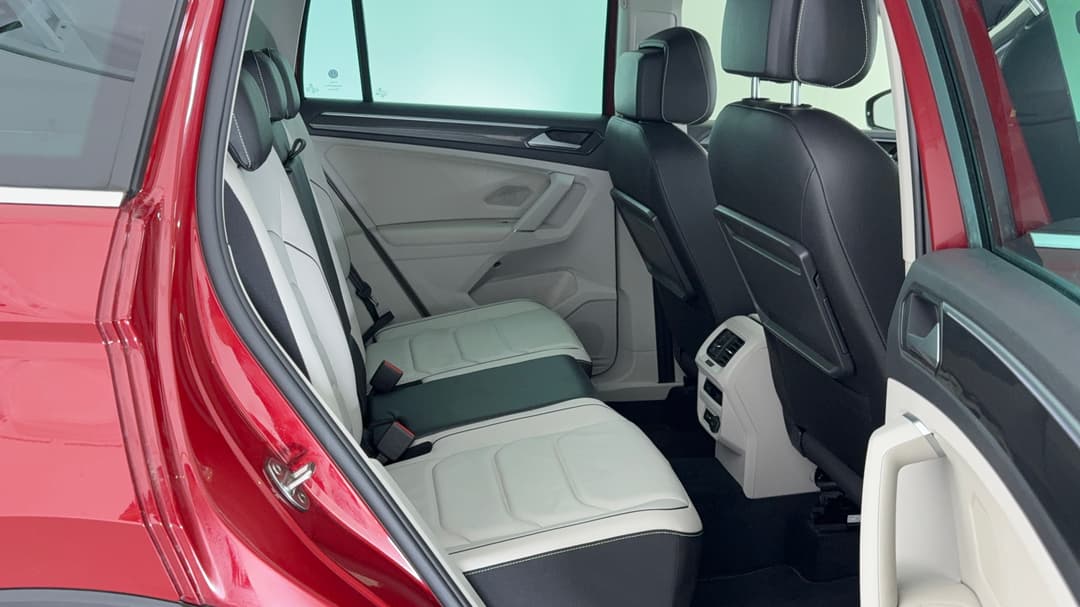 2018 Volkswagen Tiguan 162 Tsi Highline, Automatic, 118874 km, Right Side Rear Door Cabin View