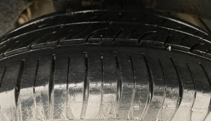 2016 Mahindra Kuv100 K8 6 STR, Petrol, Manual, 33,233 km, Right Rear Tyre Tread