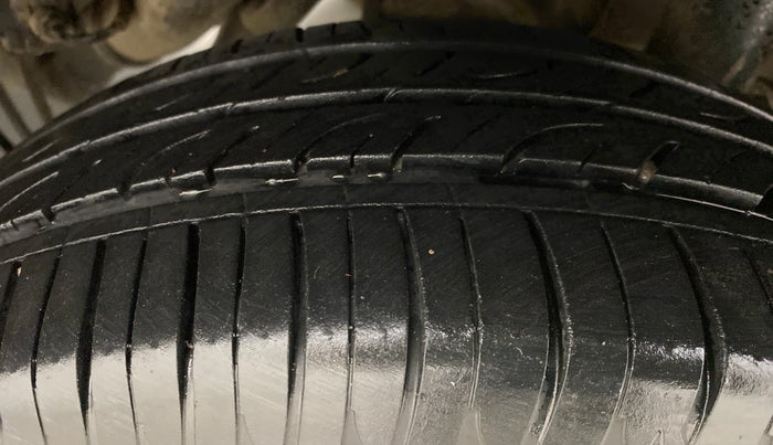 2016 Mahindra Kuv100 K8 6 STR, Petrol, Manual, 33,233 km, Left Rear Tyre Tread