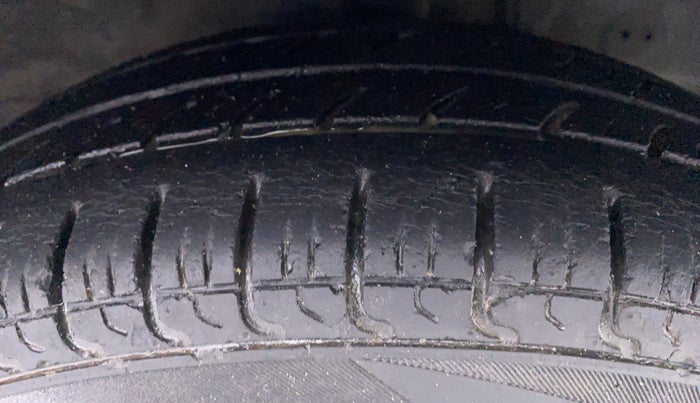 2013 Hyundai Eon ERA PLUS, Petrol, Manual, 61,733 km, Right Front Tyre Tread