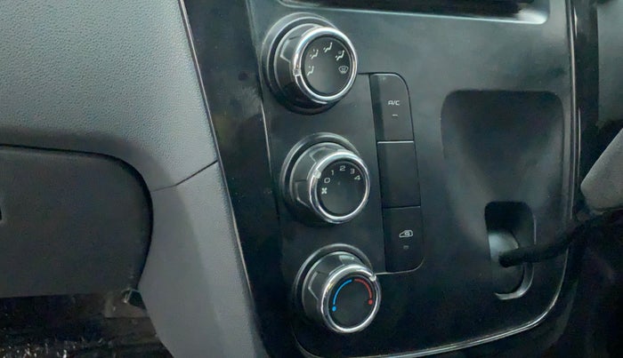 2019 Mahindra Kuv100 K2 TRIP CNG, CNG, Manual, 72,230 km, AC Unit - Minor issue in the heater switch