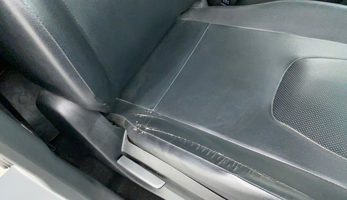 2019 Mahindra Kuv100 K2 TRIP CNG, CNG, Manual, 72,230 km, Driver seat - Cover slightly torn