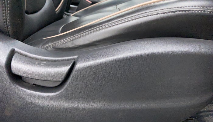 2017 Hyundai Creta 1.6 E + VTVT, Petrol, Manual, 26,916 km, Driver Side Adjustment Panel