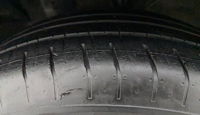 2018 Hyundai Creta SX 1.6 DIESEL, Diesel, Manual, 1,22,428 km, Left Front Tyre Tread