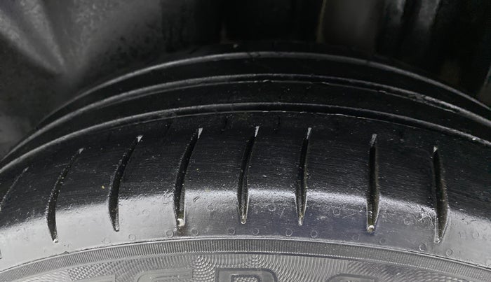 2016 Volkswagen Vento HIGHLINE 1.5 AT, Diesel, Automatic, 1,08,164 km, Left Rear Tyre Tread