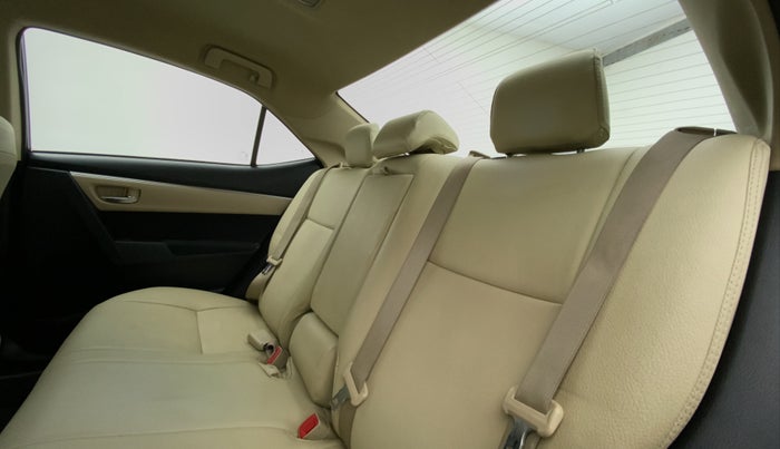 2015 Toyota Corolla Altis G, Petrol, Manual, 80,008 km, Right Side Rear Door Cabin