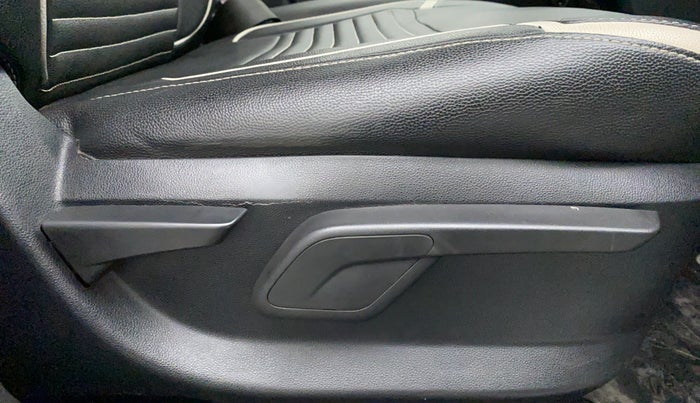 2018 Mahindra KUV 100 NXT K8 6 STR, Petrol, Manual, 35,562 km, Driver Side Adjustment Panel