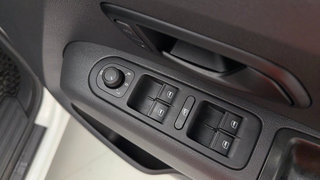 2016 Volkswagen Amarok Tdi420 Trendline (4x4), Automatic, 124271 km, Drivers Side Door Panel Controls