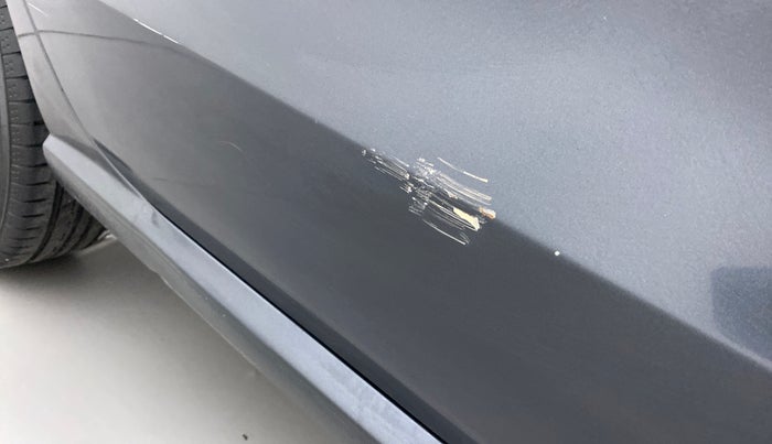 2017 Volkswagen Ameo HIGHLINE1.5L, Diesel, Manual, 1,07,294 km, Right rear door - Minor scratches