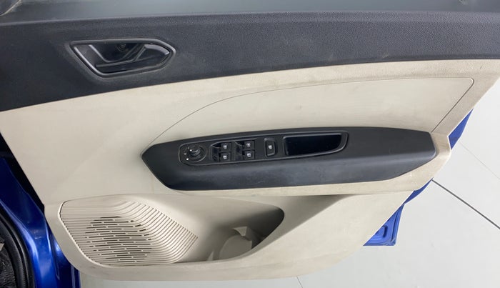 2019 Renault TRIBER 1.0 RXT, Petrol, Manual, 31,115 km, Driver Side Door Panels Control