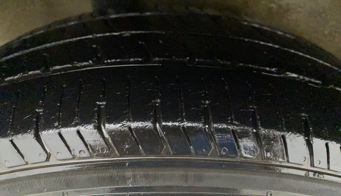 2011 Maruti Ritz VDI, Diesel, Manual, 80,428 km, Right Front Tyre Tread