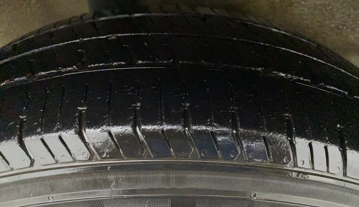 2011 Maruti Ritz VDI, Diesel, Manual, 80,428 km, Left Front Tyre Tread