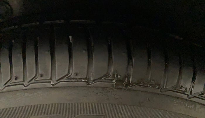 2014 Hyundai i10 SPORTZ 1.1, CNG, Manual, 49,792 km, Left Rear Tyre Tread