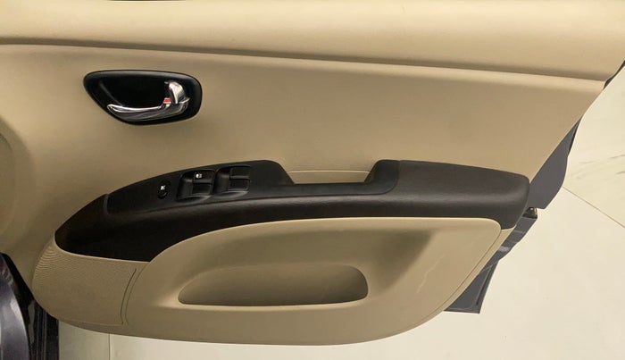 2014 Hyundai i10 SPORTZ 1.1, CNG, Manual, 49,792 km, Driver Side Door Panels Control