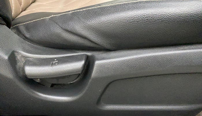 2017 Hyundai Elite i20 MAGNA EXECUTIVE 1.2, Petrol, Manual, 25,846 km, Driver Side Adjustment Panel