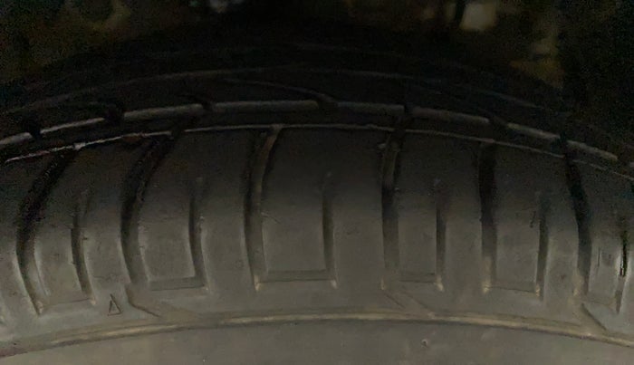 2021 Mahindra XUV300 W6 1.5 DIESEL AMT, Diesel, Automatic, 38,402 km, Right Front Tyre Tread