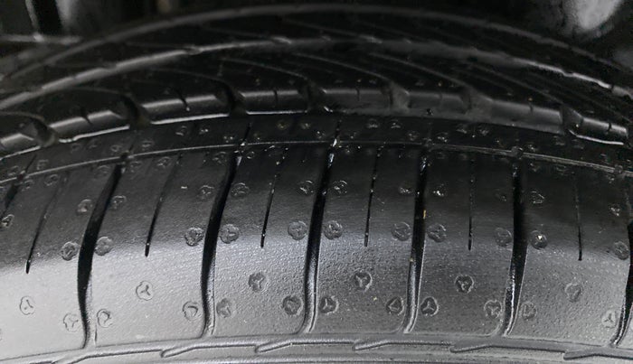 2015 Maruti Swift Dzire ZXI, Petrol, Manual, 43,727 km, Right Rear Tyre Tread