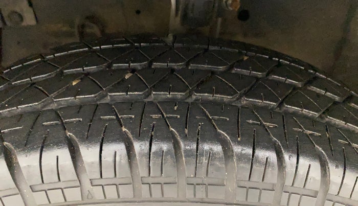 2014 Maruti Swift Dzire VXI, Petrol, Manual, 88,769 km, Left Front Tyre Tread