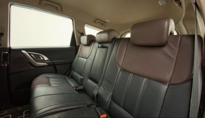 2015 Mahindra XUV500 W8, Diesel, Manual, 1,13,069 km, Right Side Rear Door Cabin