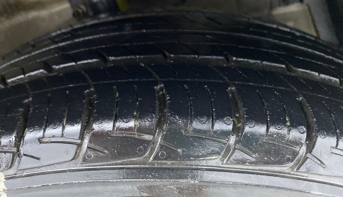 2014 Maruti Ertiga ZXI, Petrol, Manual, 9,389 km, Right Front Tyre Tread