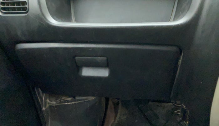 2019 Maruti Eeco 5 STR CNG WITH AC PLUSHTR, CNG, Manual, 40,353 km, Dashboard - Glove Box cover damage