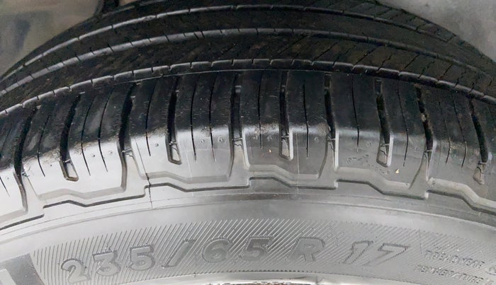 2014 Landrover Freelander 2 TD4 SE, Diesel, Automatic, 1,18,526 km, Right Rear Tyre Tread