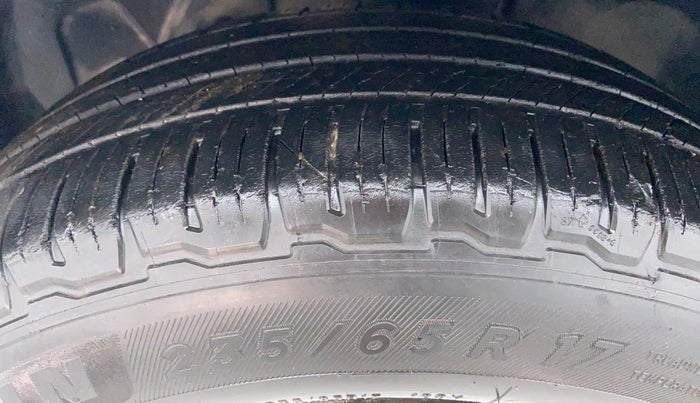 2014 Landrover Freelander 2 TD4 SE, Diesel, Automatic, 1,18,526 km, Left Front Tyre Tread