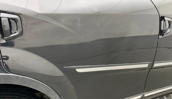 2019 Mahindra XUV500 W7 AT, Diesel, Automatic, 36,821 km, Right rear door - Minor scratches