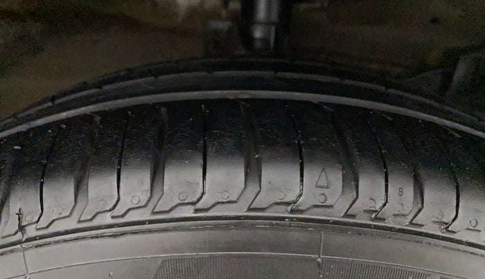 2017 Maruti Ciaz DELTA 1.4 MT PETROL, Petrol, Manual, 58,349 km, Right Front Tyre Tread