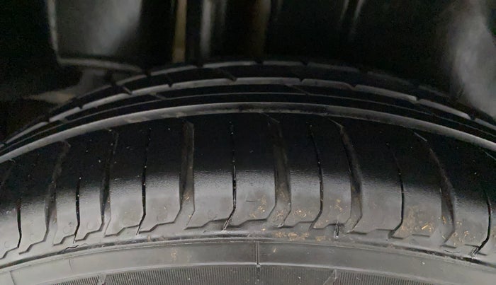 2017 Maruti Ciaz DELTA 1.4 MT PETROL, Petrol, Manual, 58,349 km, Right Rear Tyre Tread