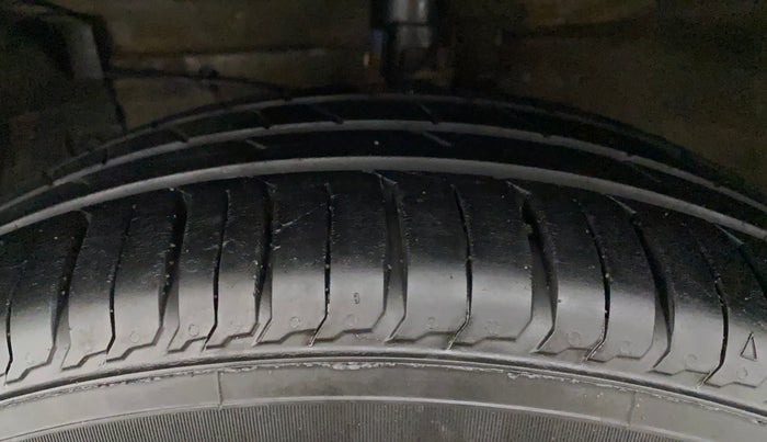 2017 Maruti Ciaz DELTA 1.4 MT PETROL, Petrol, Manual, 58,349 km, Left Front Tyre Tread