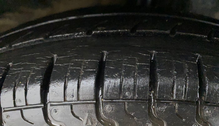2014 Hyundai Eon D-LITE+, Petrol, Manual, 28,039 km, Right Front Tyre Tread
