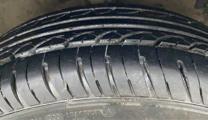 2015 Maruti Swift VXI, Petrol, Manual, 74,548 km, Right Front Tyre Tread
