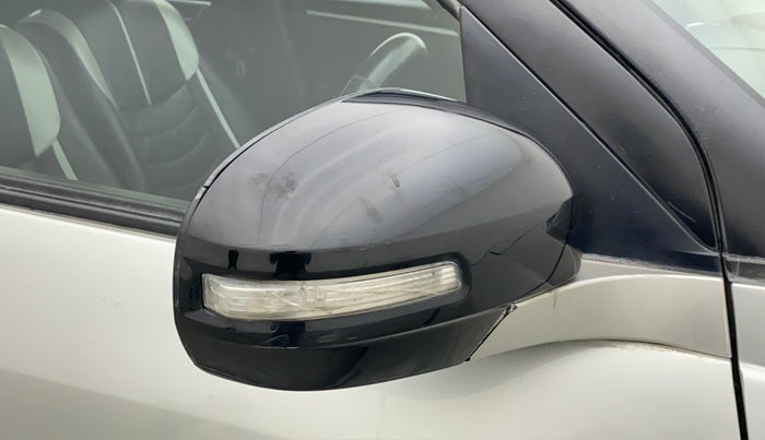 2015 Maruti Swift VXI, Petrol, Manual, 74,548 km, Right rear-view mirror - Indicator light has minor damage