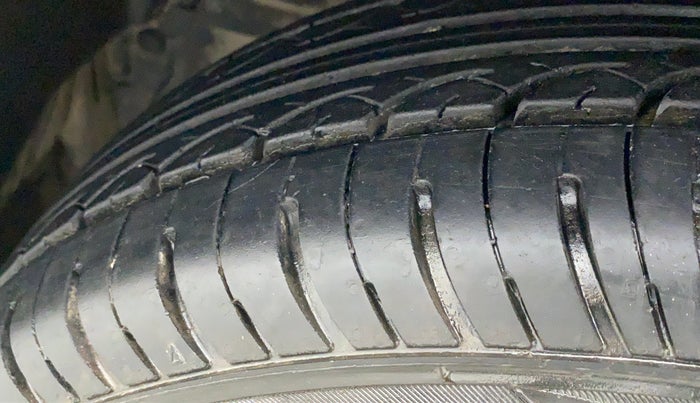 2015 Maruti Swift VXI, Petrol, Manual, 74,548 km, Left Front Tyre Tread