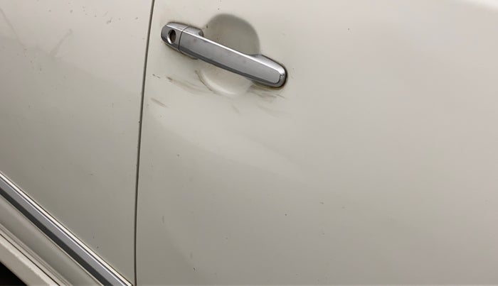 2014 Toyota Innova 2.5 VX 8 STR, Diesel, Manual, 82,235 km, Driver-side door - Minor scratches