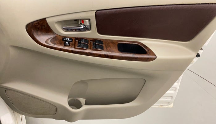 2014 Toyota Innova 2.5 VX 8 STR, Diesel, Manual, 82,556 km, Driver Side Door Panels Control