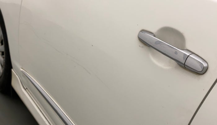 2014 Toyota Innova 2.5 VX 8 STR, Diesel, Manual, 82,235 km, Front passenger door - Minor scratches