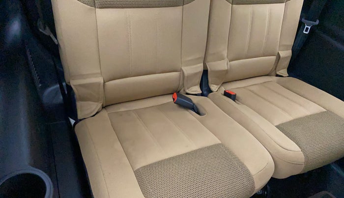 2018 Mahindra XUV500 W7, Diesel, Manual, 85,786 km, Third-row right seat - Cover slightly stained