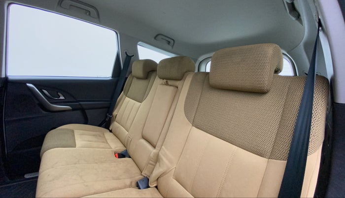 2018 Mahindra XUV500 W7, Diesel, Manual, 85,786 km, Right Side Rear Door Cabin