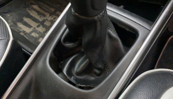 2020 Toyota Glanza V MT PETROL, Petrol, Manual, 24,252 km, Gear lever - Boot cover slightly torn