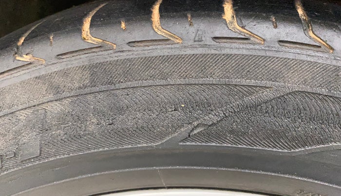 2017 Skoda Rapid STYLE 1.5 TDI, Diesel, Manual, 85,237 km, Left front tyre - Minor crack