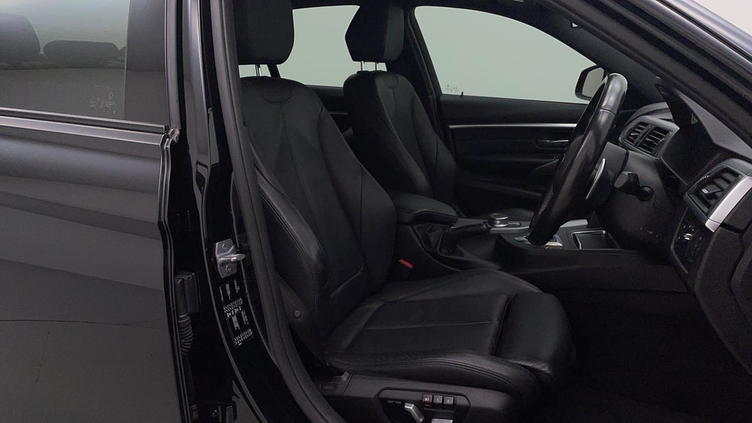 2018 BMW 3 30i M Sport, Automatic, 78379 km, Right Side Front Door Cabin View