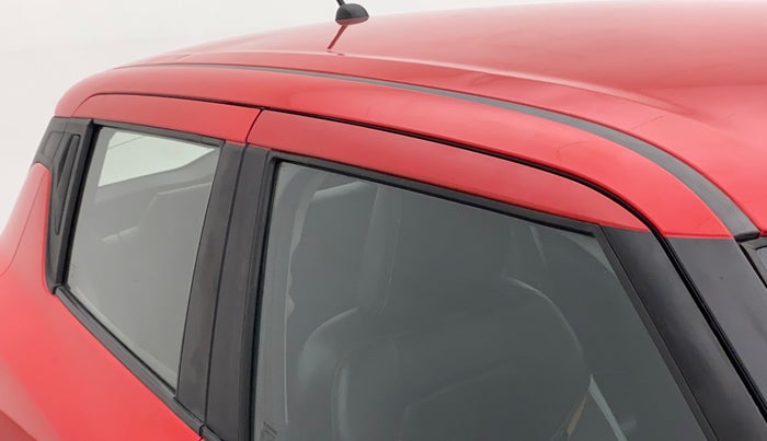2018 Maruti Swift VXI, CNG, Manual, 91,586 km, Driver-side door - Door visor damaged