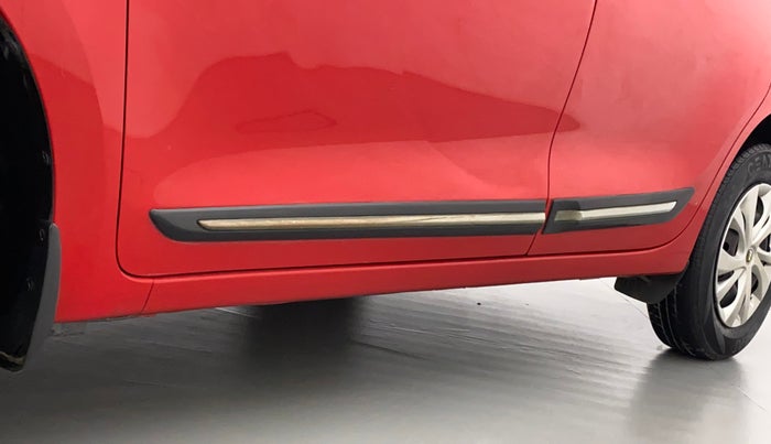 2018 Maruti Swift VXI, CNG, Manual, 91,586 km, Left running board - Paint is slightly faded