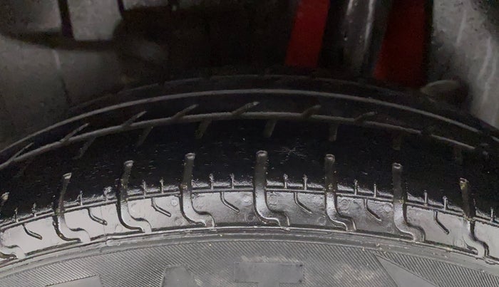 2018 Maruti Swift VXI, CNG, Manual, 91,586 km, Left Rear Tyre Tread